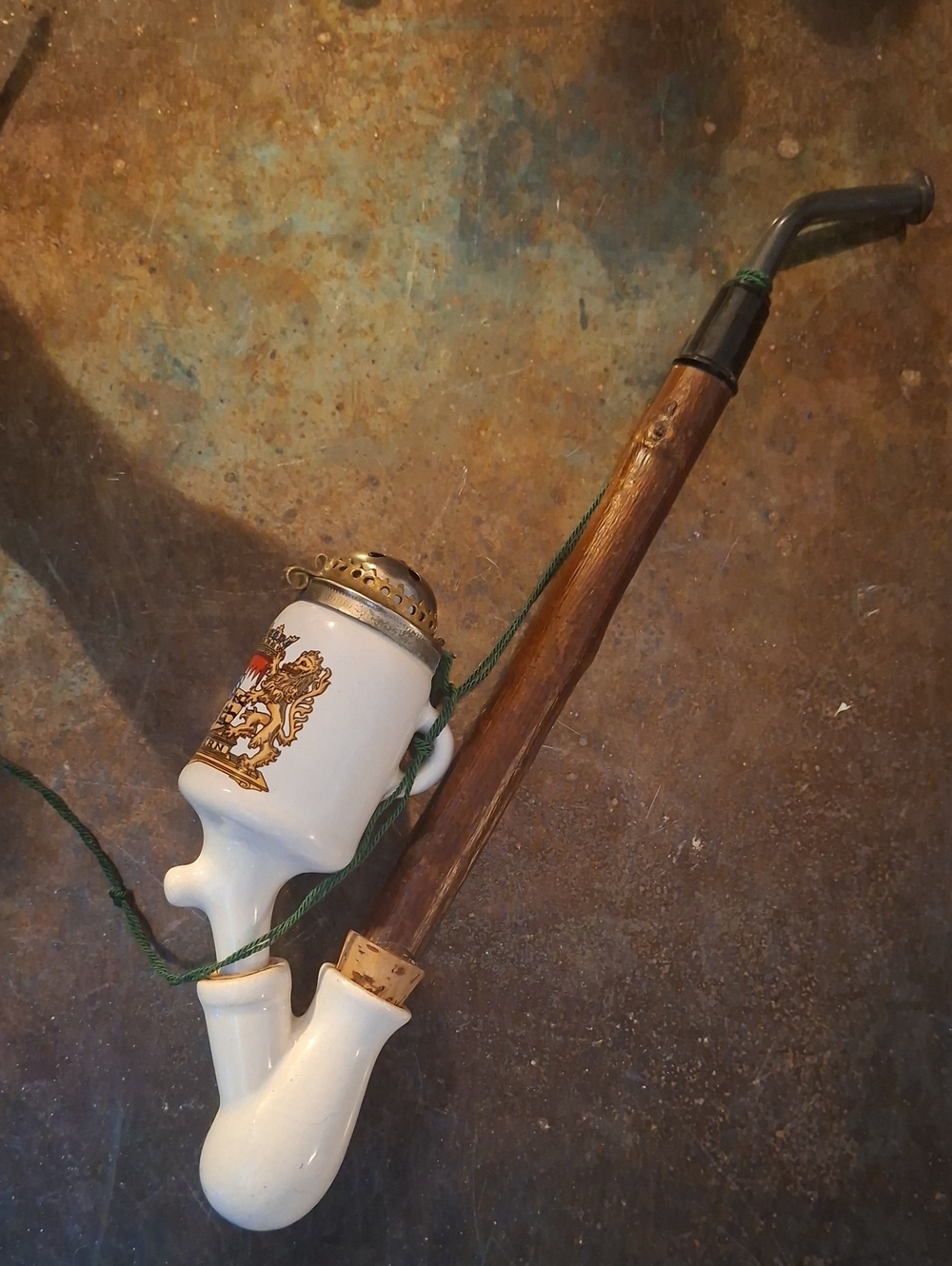 Armorial Bayern Long Stem Pipe - Porcelain / Wood